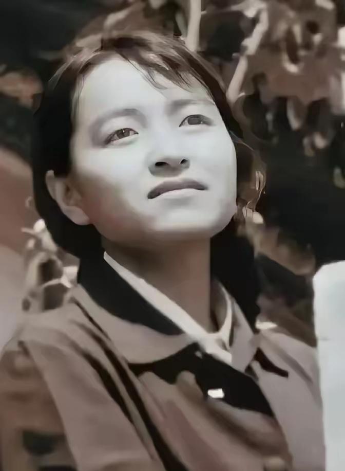 1995年，洛阳一间不到十平米的狭小审讯室里，39岁的褚映群，在被关押整整4个月