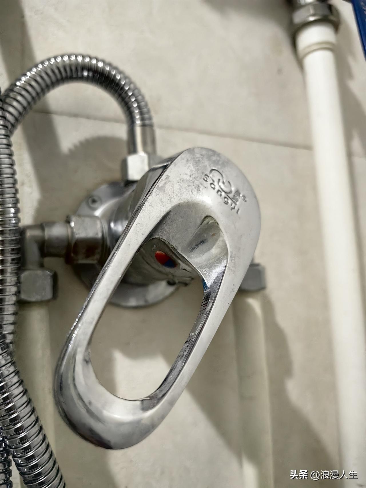 家中淋雨开关突然漏水了，毫无征兆的漏了，电话联系了几个水电维修工，要价150—5