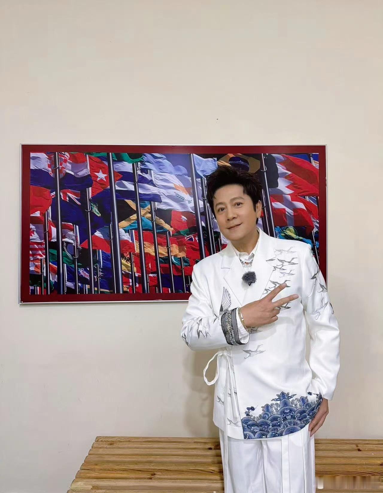 蔡国庆把吉祥的光送到了国外 这束光不需要签证，也不挑时差。蔡老师走到哪里，哪里就