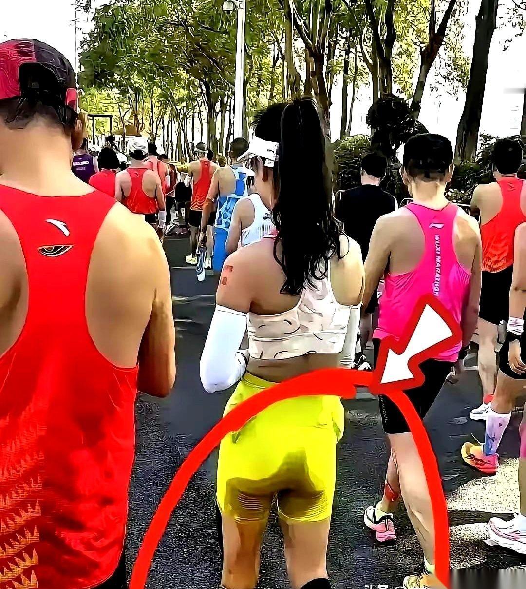 真的，看到那姑娘被架过终点线的照片，我第一反应不是敬佩，是心疼。
煞白的一张脸，