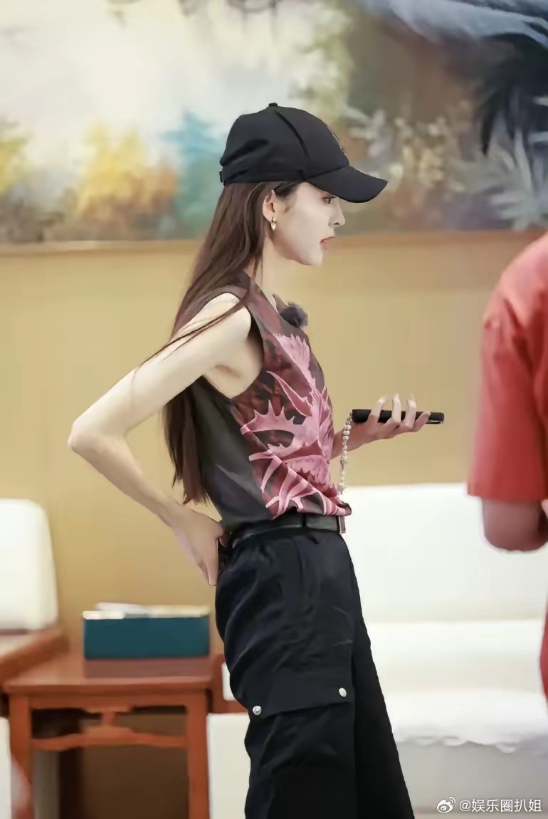 娜扎瘦的骨头根根分明古力娜扎的锁骨凹陷成坑，手臂细得能看见骨头，网友直叹“瘦成排