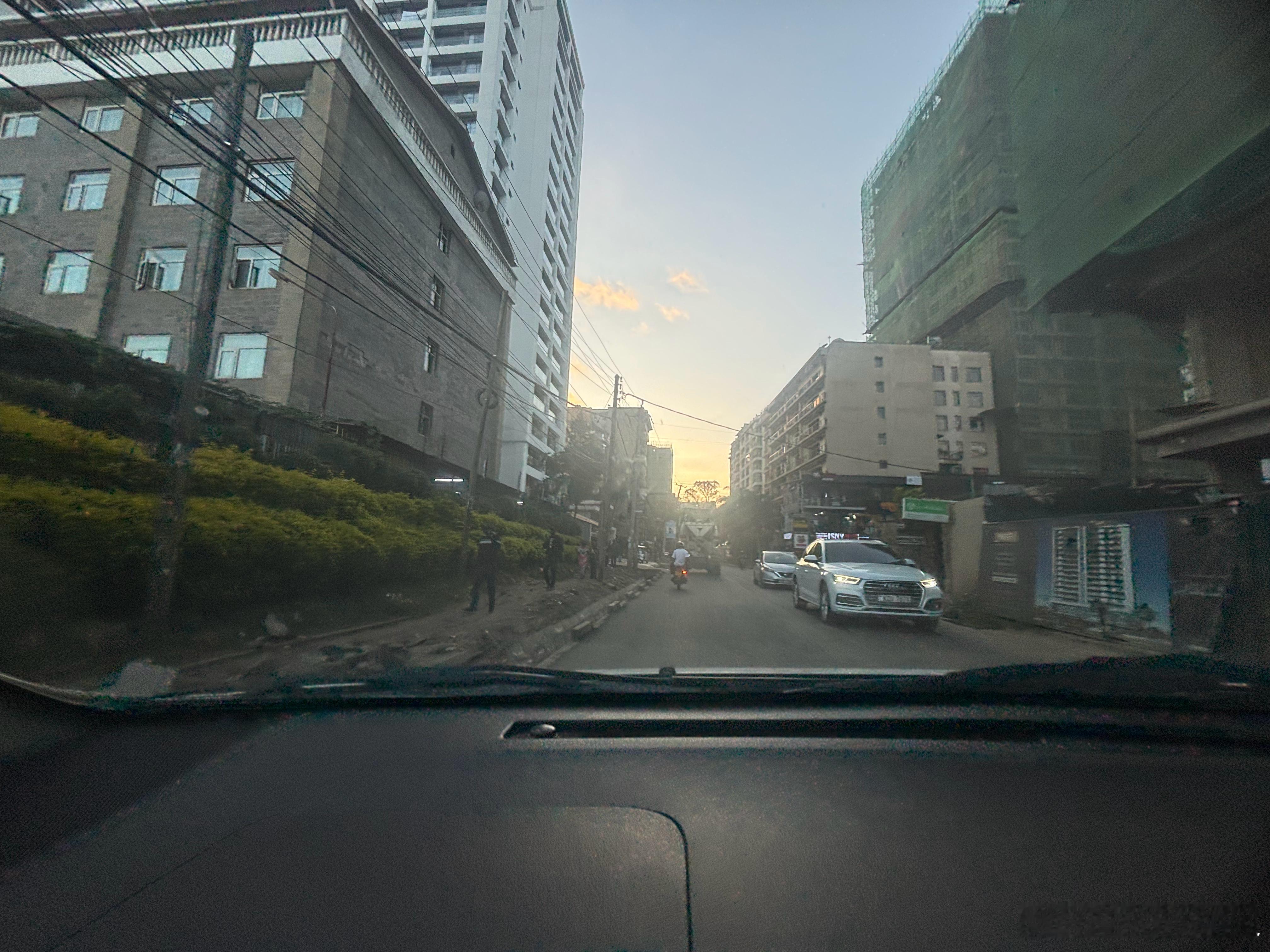 今天平安夜，希望在肯尼亚的中国人都平安，肯尼亚内罗毕的治安不好，白天在公园散步都