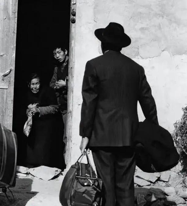 1988年，一名叫做蔡国栋的台湾老兵带着妻子和女儿回到老家看望原配妻子，谁料原配