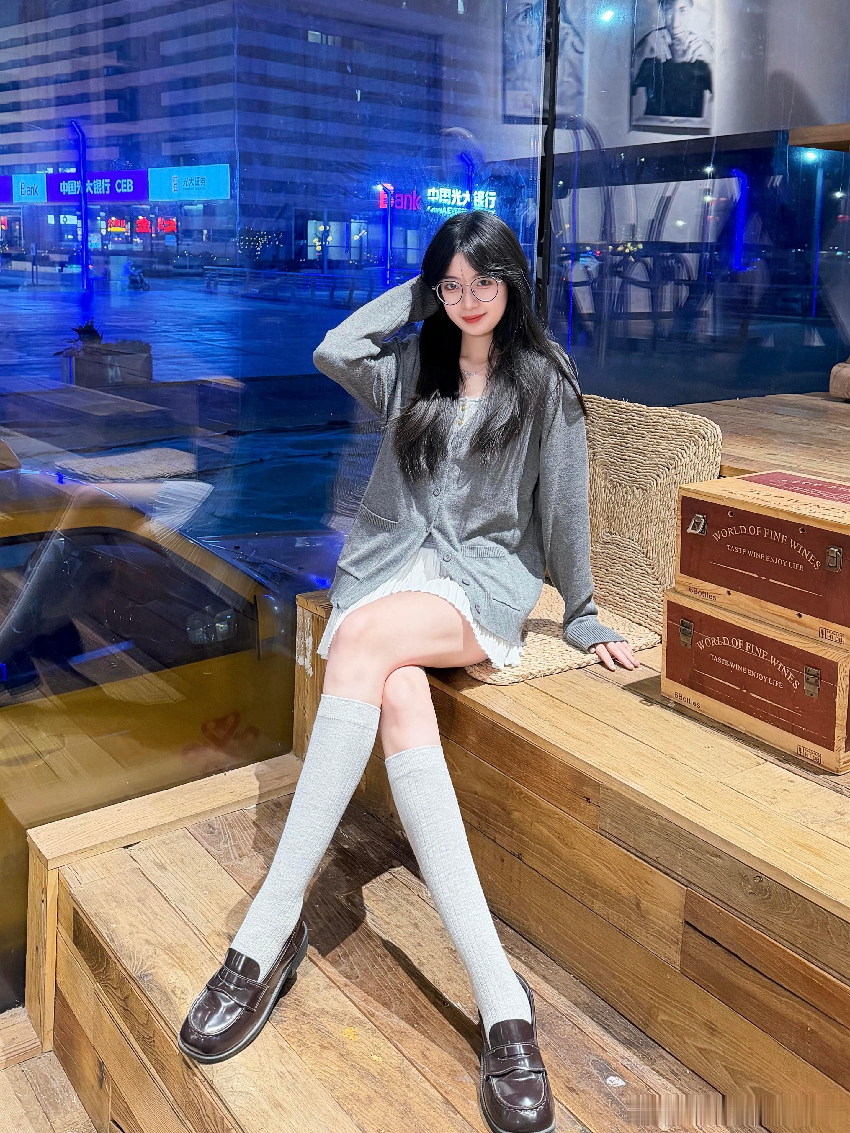 灰色小腿袜有点好看~ 