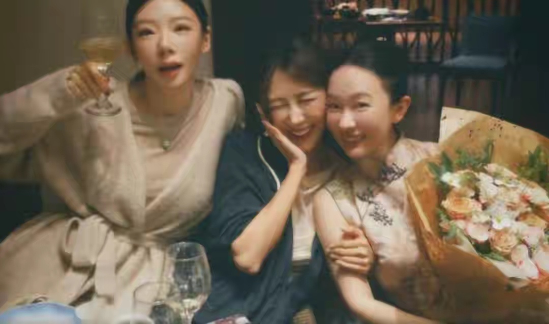 霍思燕与朋友庆46岁生日，身着旗袍，从杜江看她眼神就知道有多美 ​​​