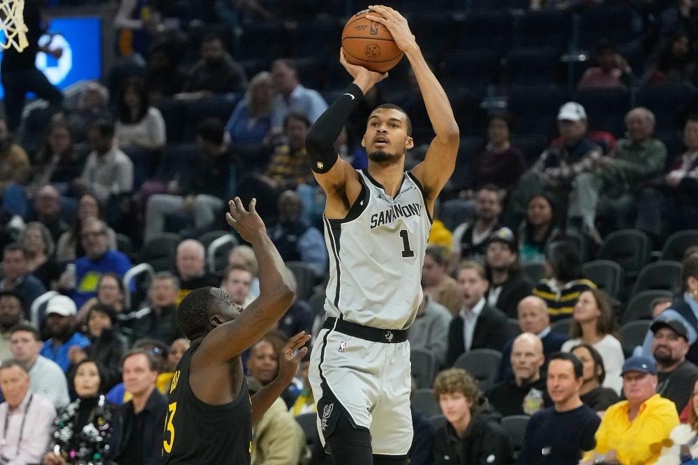 北京时间2月12日，NBA常规赛争夺继续，马刺126-113勇士完成16分大逆转