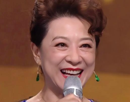 2026年8月10日晚，北京国家速滑馆。第38届大众电影百花奖颁奖典礼正在进行，
