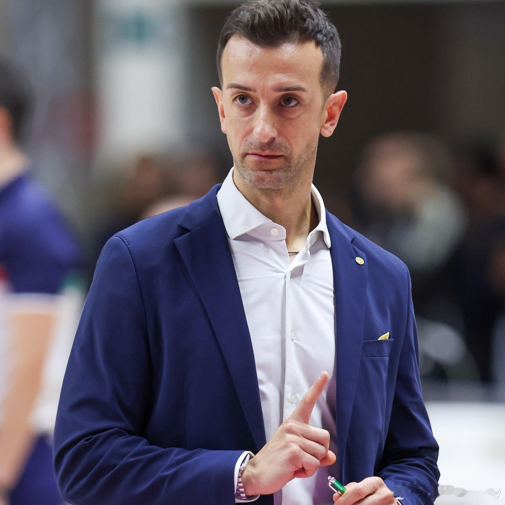 科内利亚诺将于明晚携14名球员飞往巴西圣保罗，主帅桑塔雷利说：“我们将首次在巴西