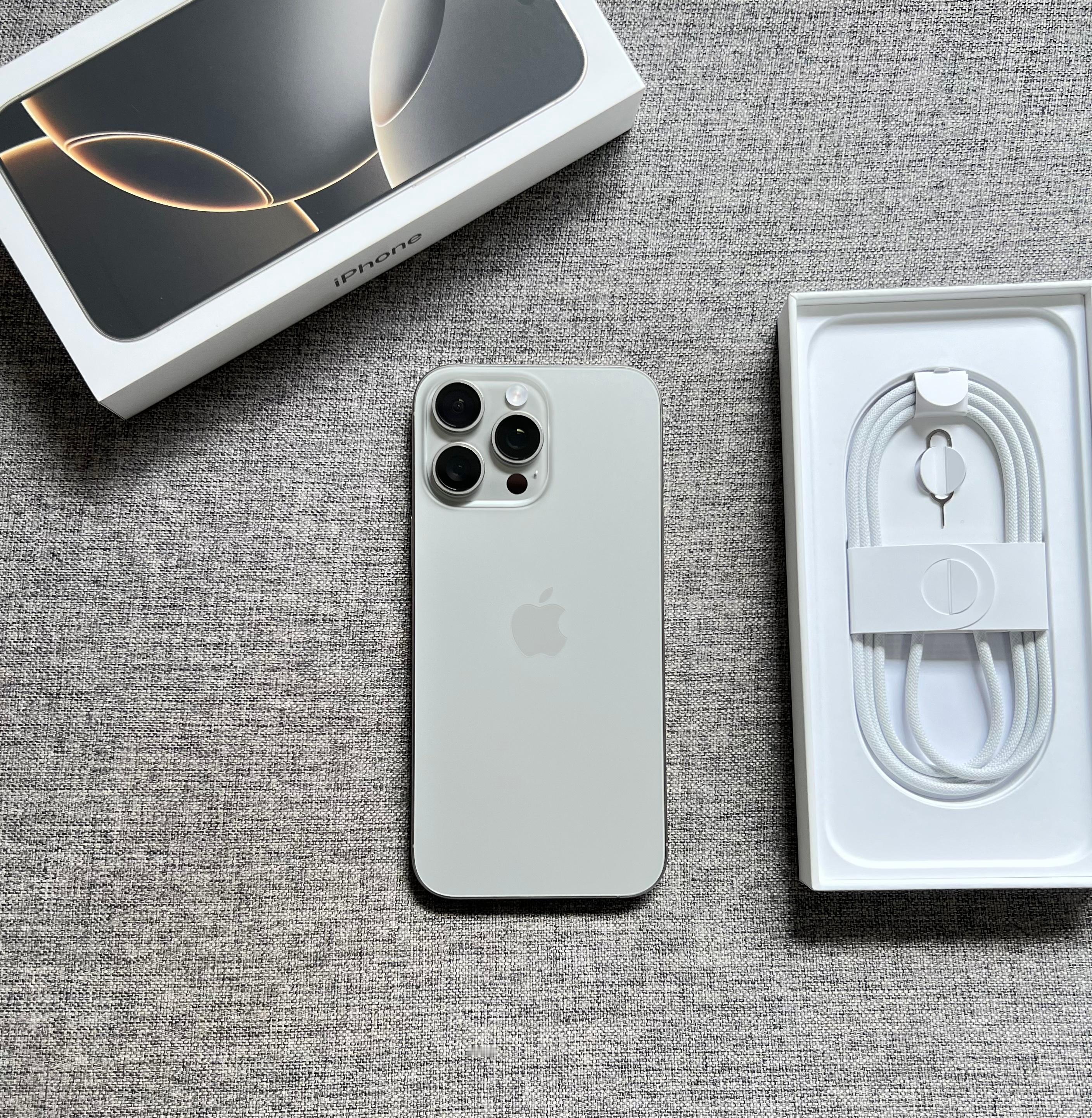 国行iPhone16 Pro Max 256G 原色，仅屏幕一处细小划痕，其它完