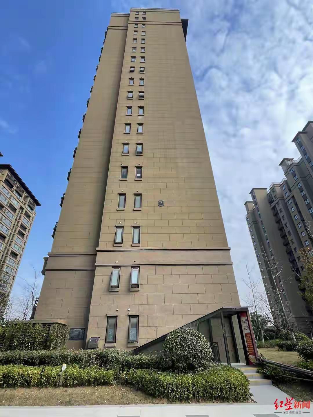 西安一初中生，因看课外书玩手机被老师训斥，结果跳楼身亡，老师已被开除，校长被免职