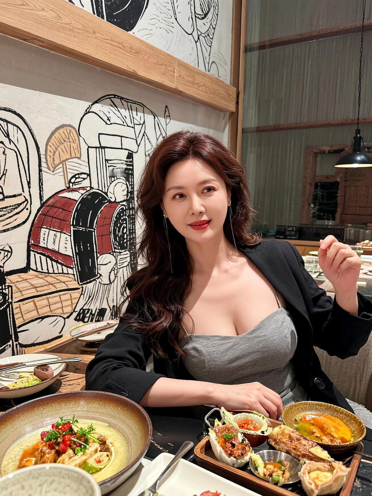 美食佳人，相映成趣。有哪些女生日常好看穿搭可以借鉴