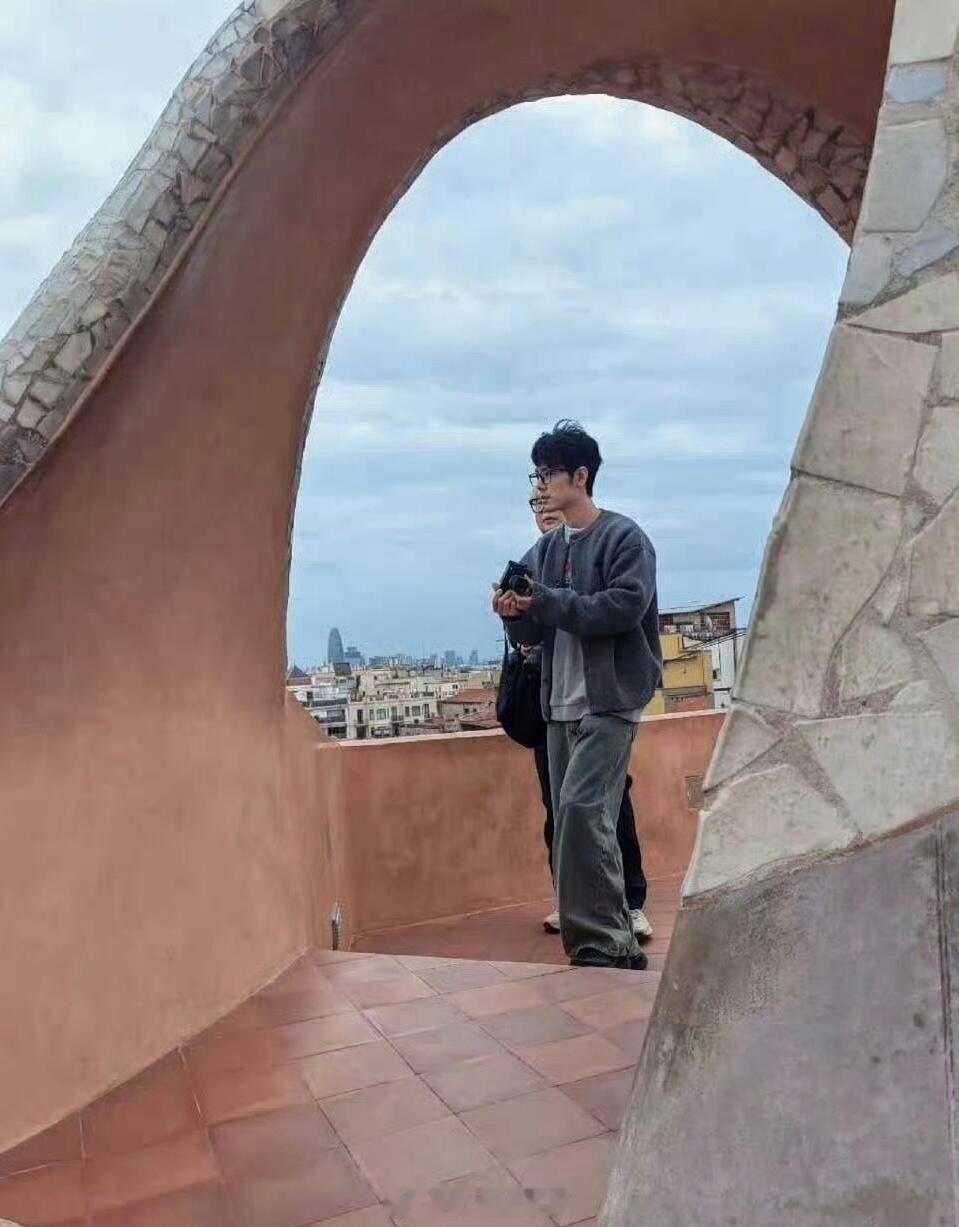 网友巴塞罗那偶遇肖战纯素颜休闲风有点流浪艺术家风了[羞嗒嗒] 
