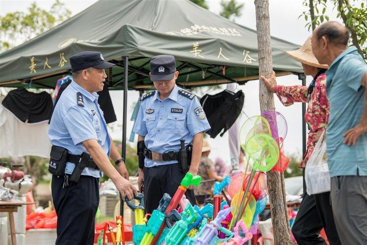 他本以为这不过是一场寻常的执法行动，可接下来的一幕，却让他彻底震撼，也瞬间在朋友