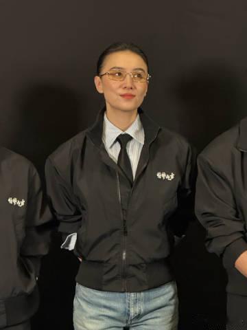 宋佳路演美我一大跳 一出场就被惊艳！宋佳路演简约黑造型气场全开，气质高级又有力量