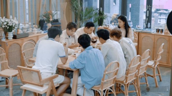 徐志胜[超话]徐志胜在刘涛旁边吃饭有压力海角 88 号这饭哪是聚餐啊，明明是吃饭