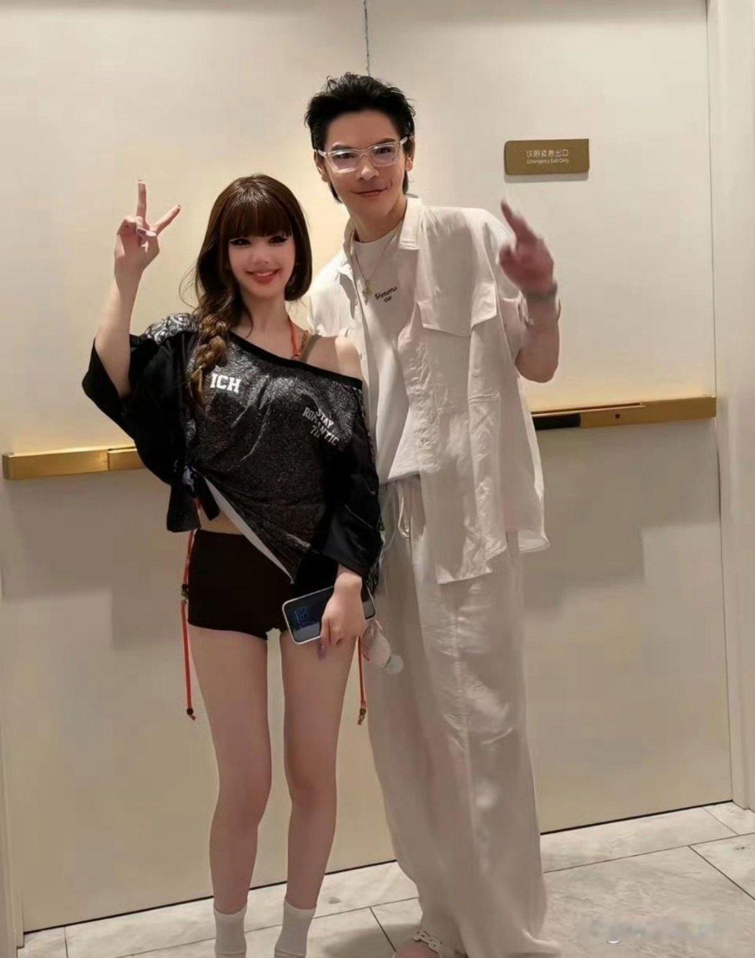 向佐晒出了和赵露思在澳门演唱会后台的同框合影，两人开心比耶，看起来关系很不错。 