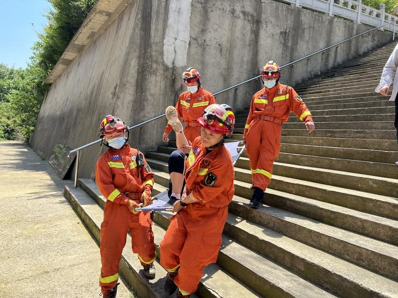 家长带娃爬野山，孩子瞬间坠崖！20起救援警示：别让跟风害了孩子
 
“再坚持5分