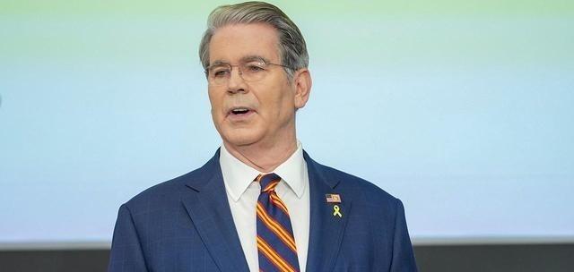 面对镜头，美国财长冷静下来终于说出了心中的话：中国是美国在现代史上从没见到过这么