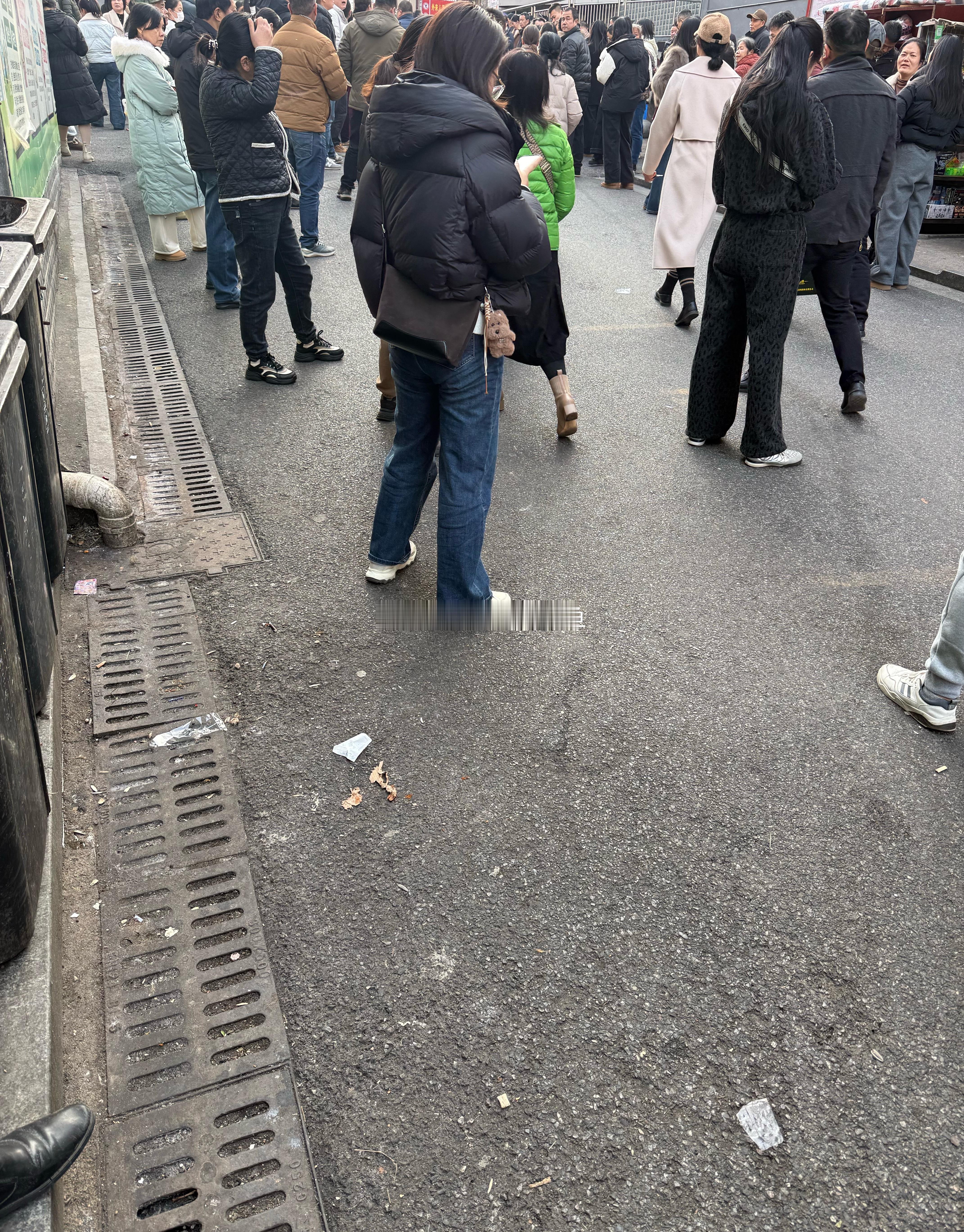 接儿子放学。说来惭愧，这是第一次接他放学（他老子读书除了第一天早上是他妈送的。后