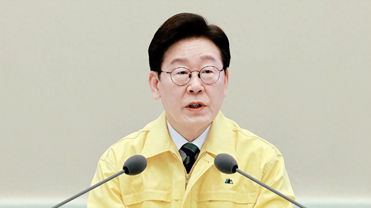 看来美国给韩国上了一课，近日李在明直接亮出态度，国防安全绝不能指望外人，必须攥紧