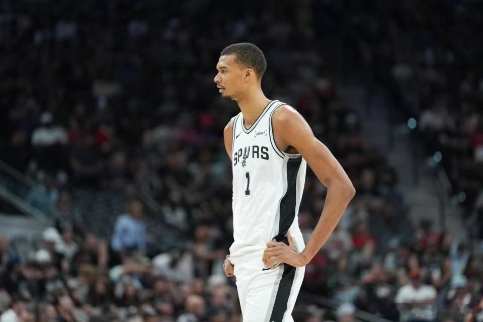 班开拓者和马刺的比赛，首节双方打得非常胶着，开拓者领先2分，次节开拓者三分找到手