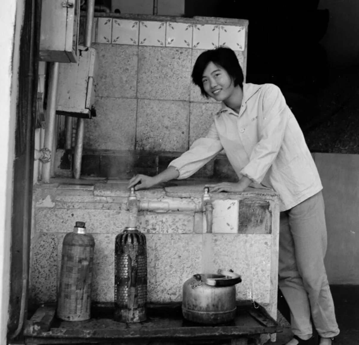 【纪实摄影】1978年9月8日，徐汇区熟水业一店第二门市部的女职工正在“老虎灶”