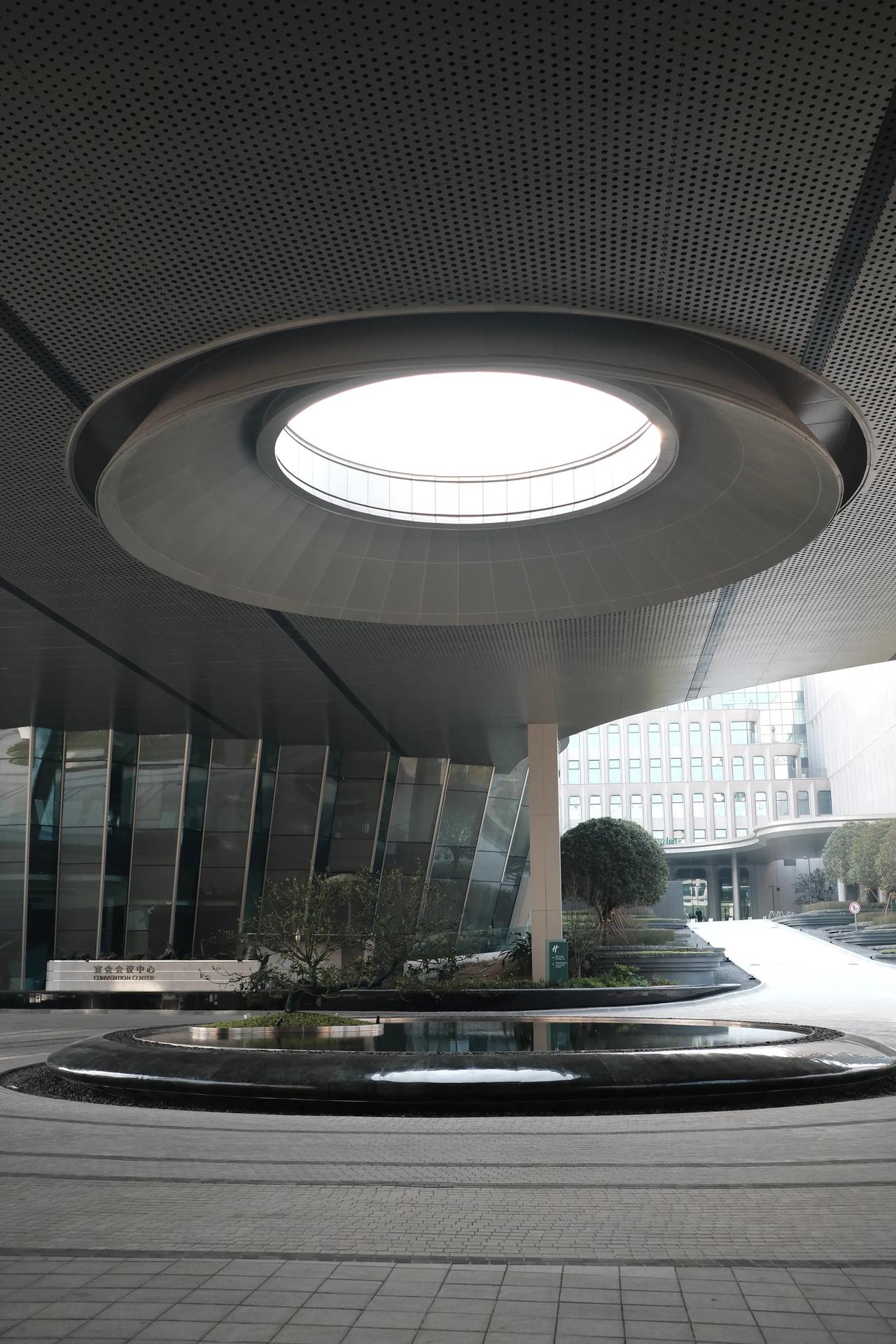 重庆科学会堂华邑酒店，如一颗镶嵌在西部（重庆）科学城的璀璨明珠，以“中华美学生活