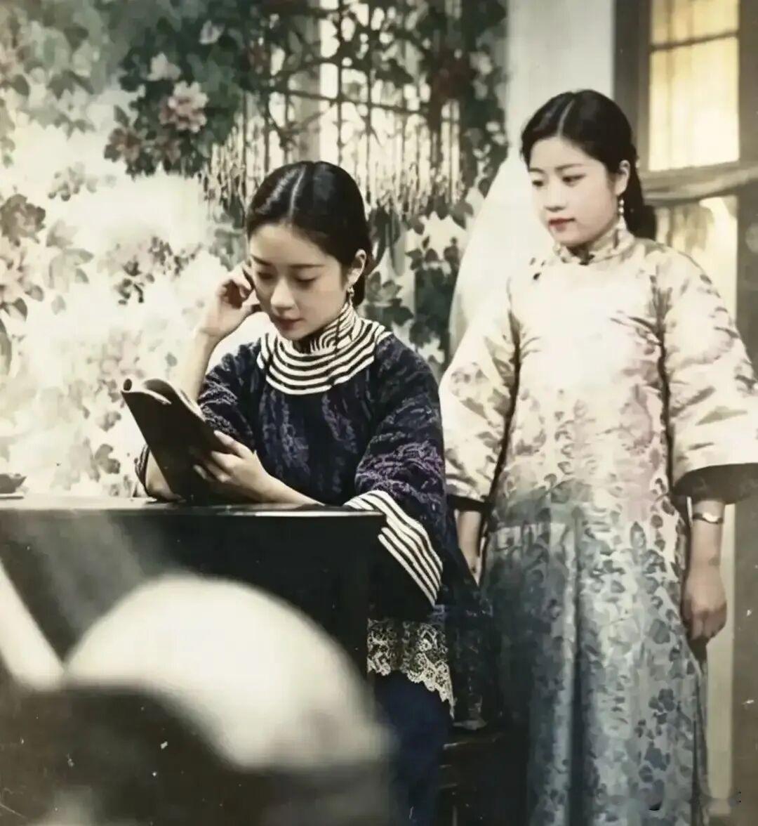 上世纪二十年代，天津，末代皇后婉容年轻时的留影，风华绝代的一抹明艳。镜头下，端坐