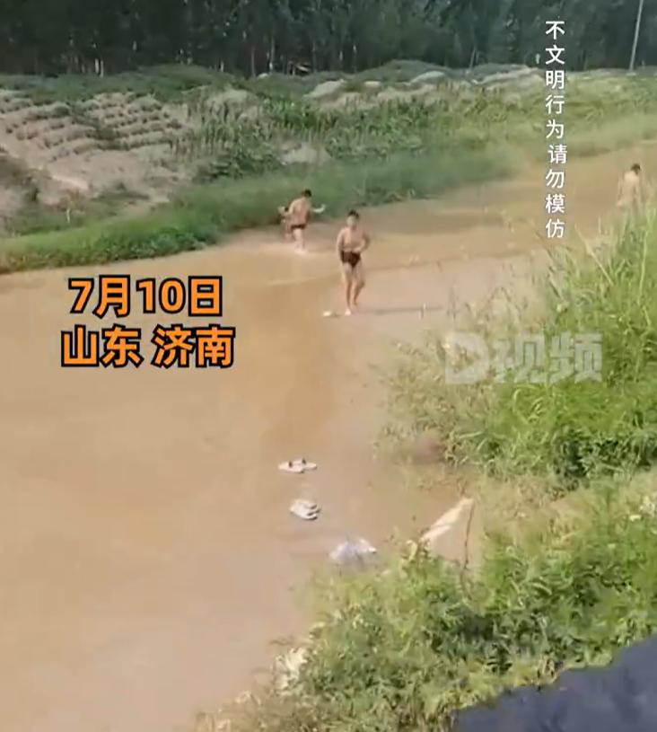 【：不要为一时的清凉搭上性命】7月10日，山东济南，52岁的王和新开车沿着黄河阻