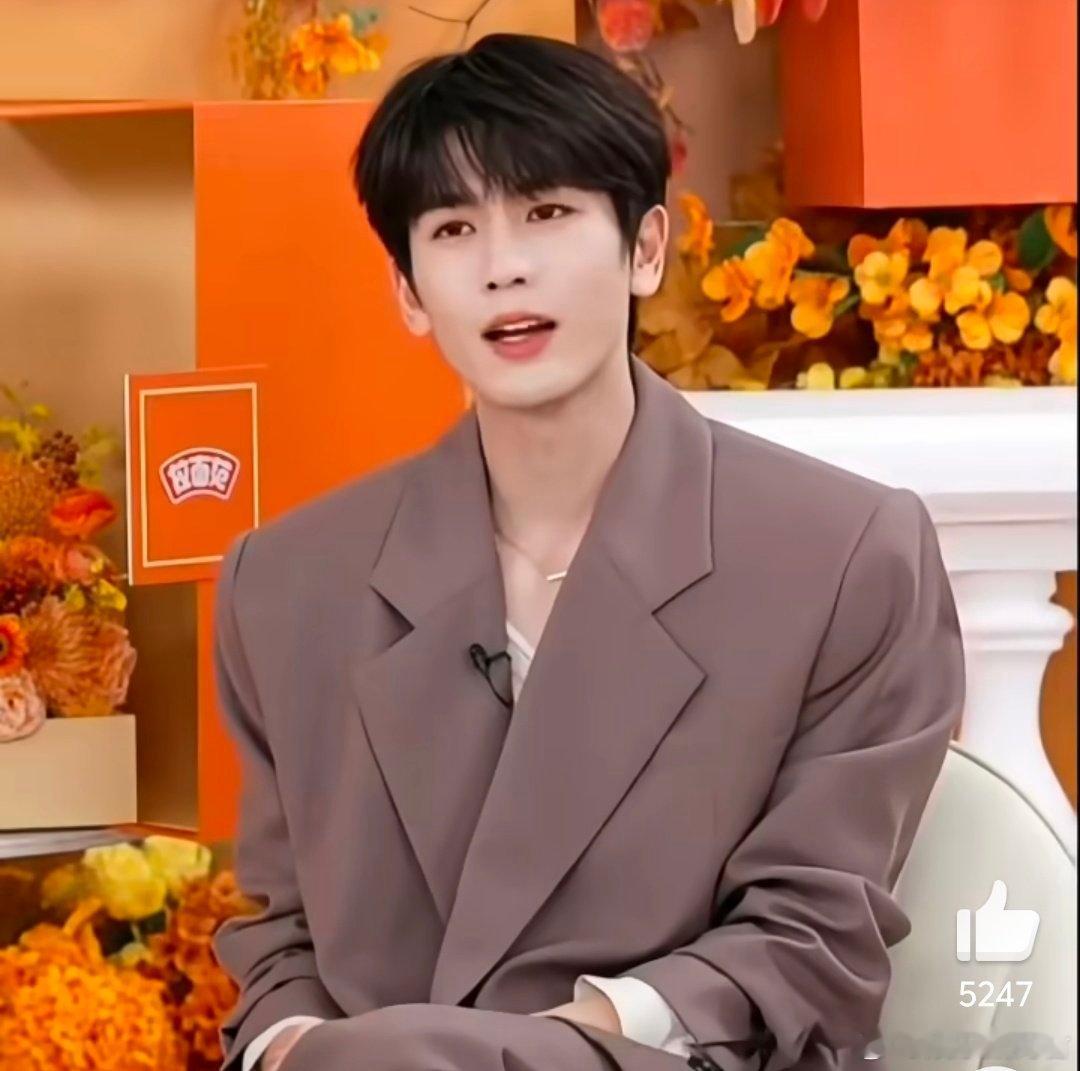 张凌赫 女孩一定得吃碳水 谁懂啊！张凌赫用自己从200斤减重的经历现身说法，强调