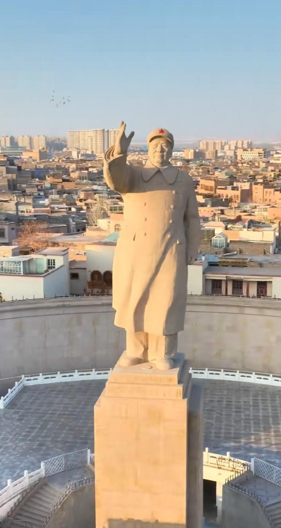 前天，喀什文旅专门宣传了教员的这座雕像。除湖南之外，文旅把目光投向教员雕像的，目