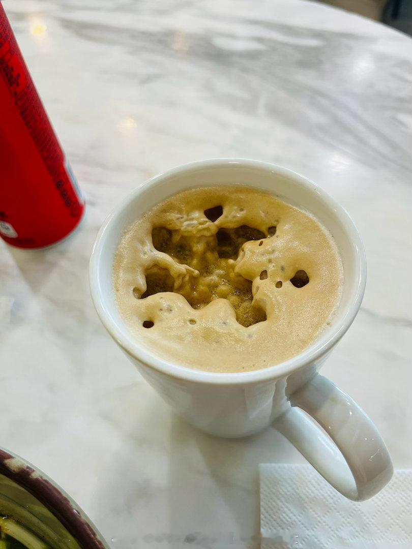 人在极端无聊的时候会迸发超绝创意把可口可乐倒进一杯美式里会发生什么事情呢大家可能