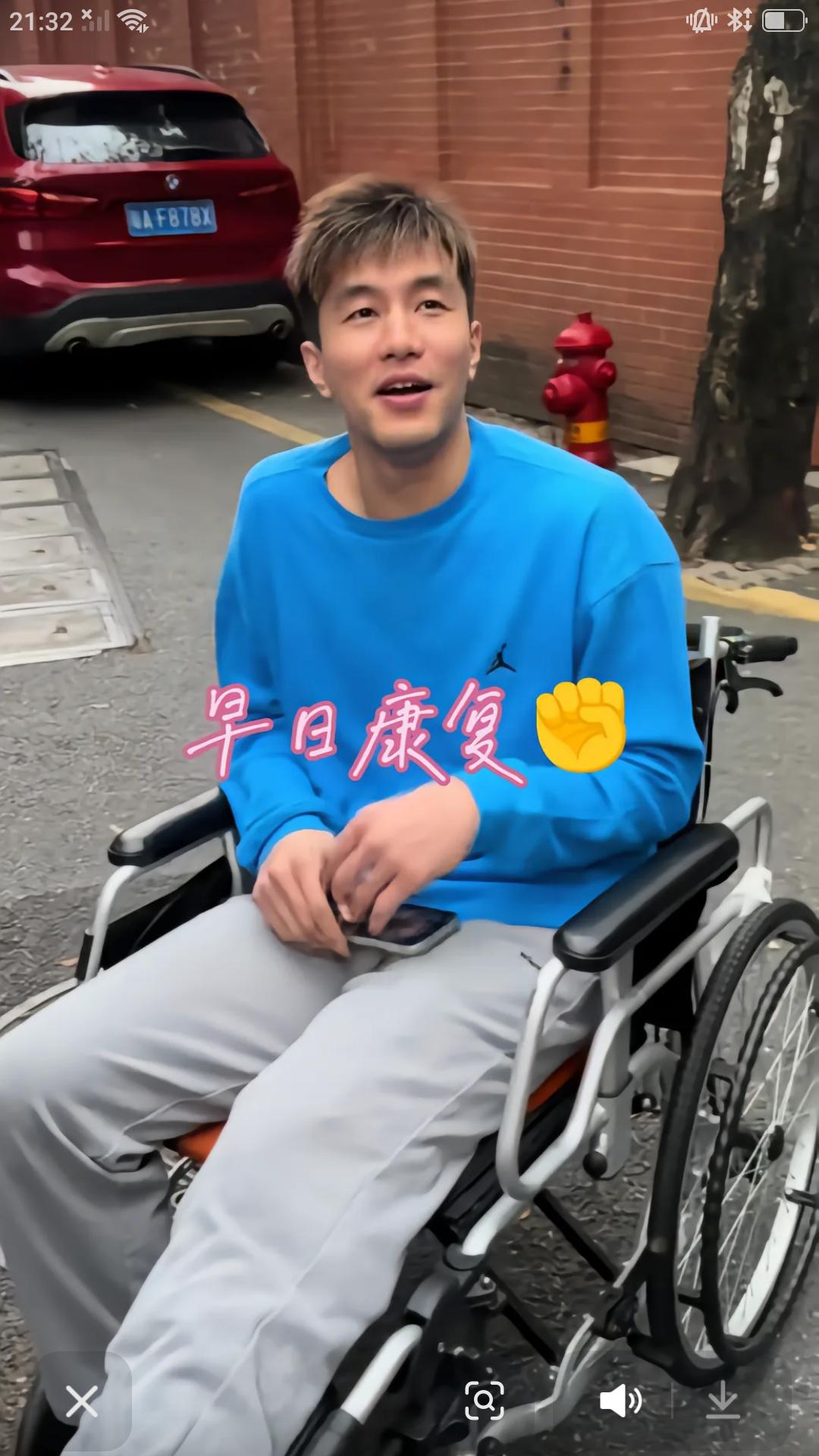 【郭艾伦术后重返广州，坐在轮椅上与球迷合影，脸上露出难得的笑容，依旧是那个阳光，