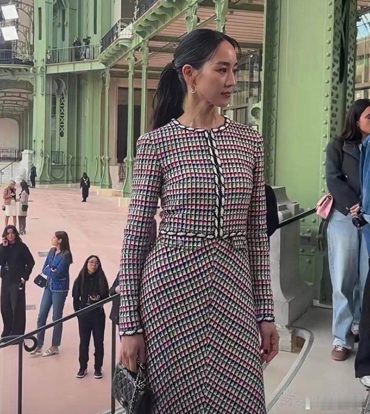 张钧甯瘦得厉害，单马尾造型让她看起来显老，少了少女感 