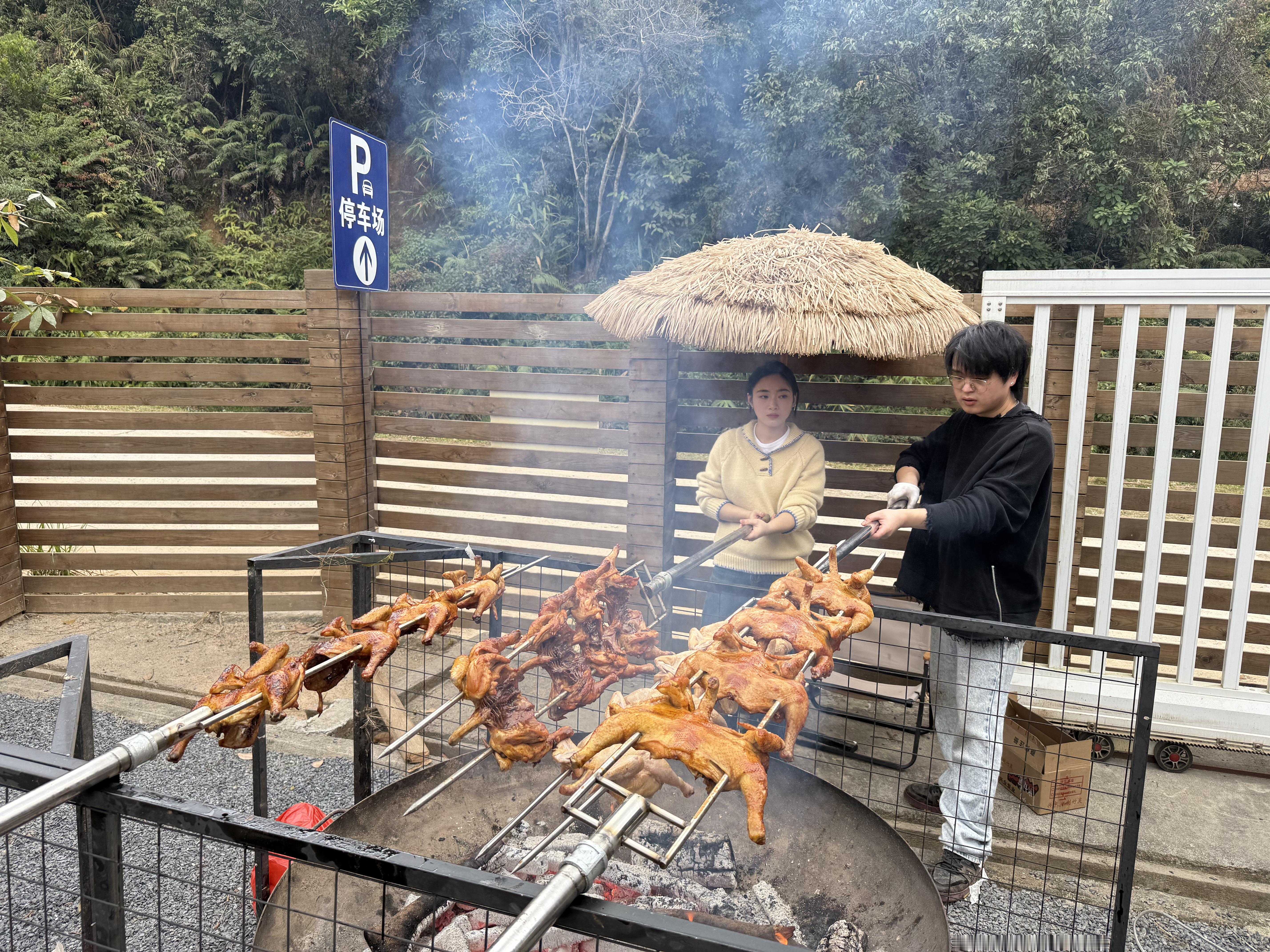 天台精酿转型日记  「天台精酿」金牌员工小欣，烤的这串烧鸡一看就好吃。[good