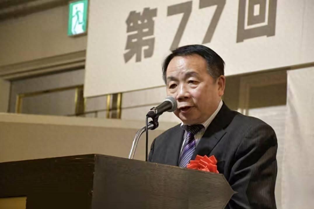 处境尴尬的石平终究是坐不住了，眼看中国经贸团登上了择捉岛，他憋了半天，竟然翻出一