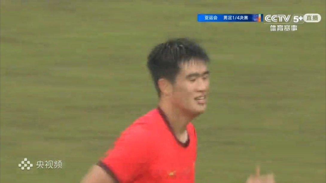 上半场补时阶段，彭啸进球！带刀后卫！中国队1-0泰国队。 ​​​
