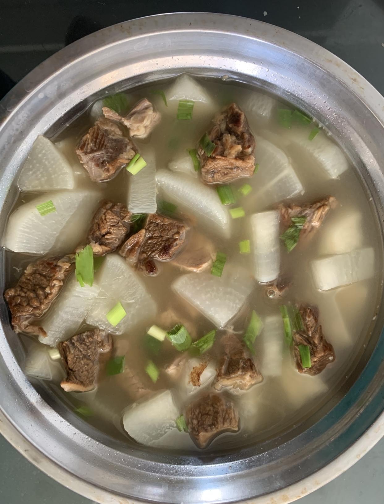 分享我的晚餐
猜我今晚做的什么菜？剩菜再造。孩子们不是不吃剩菜吗，我有办法！
第