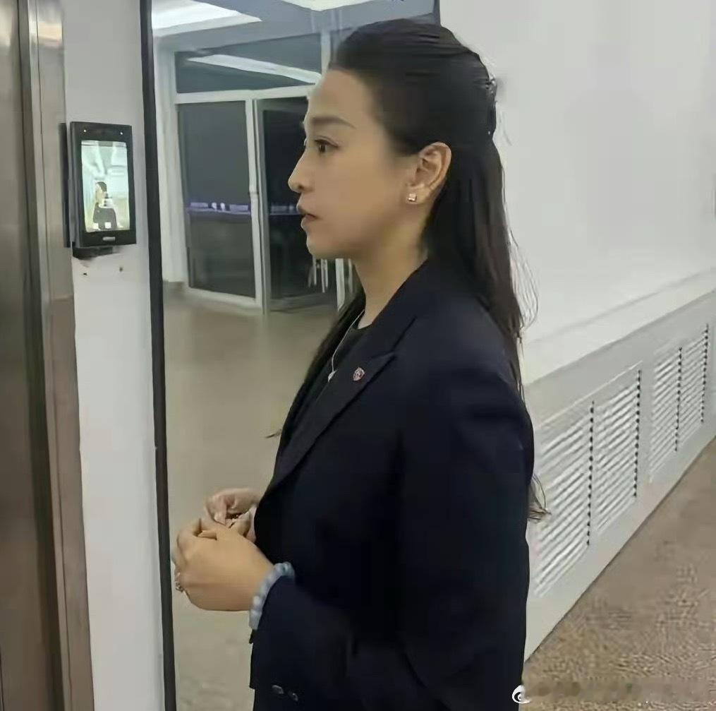 我觉得网友总是希望看到自己心里想要的那个答案发生。就比如她长得好看，又卖保时捷，