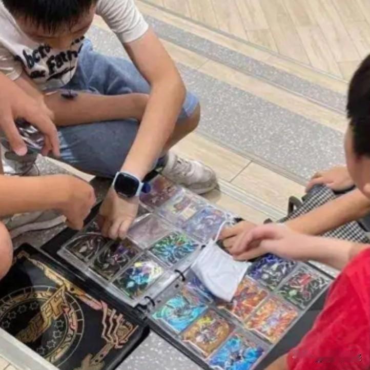 小学生卡牌经济，
稀有卡炒到18万
另一场“虚拟比特币”

记得九十年代那会儿，