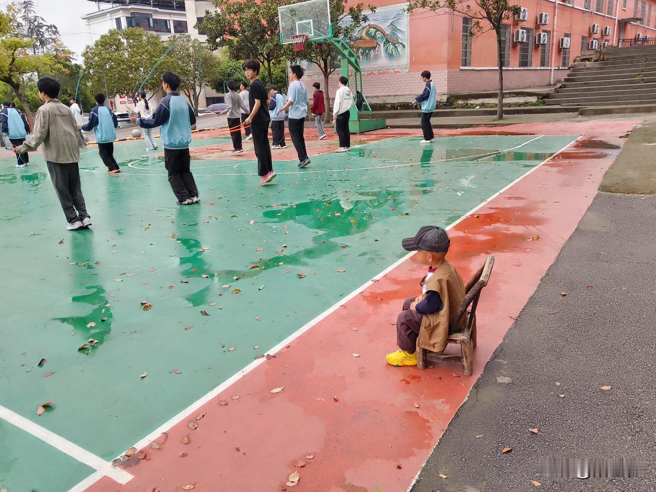两岁的“小监工”！
每当做操的音乐响起，小孙木子就迫不及待地端一把小椅子坐到球场