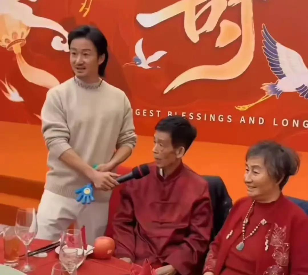 吴京武状元家庭出身，祖上代代习武，他的爸爸也是，老爷子虽然瘦，但倍儿精神，年轻时