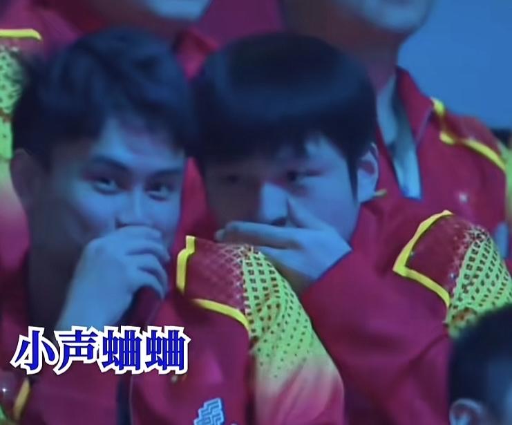 樊振东和周启豪这一幕也太有画面感了。他抬手掩着嘴凑近周启豪耳边低语，说话间隙还下