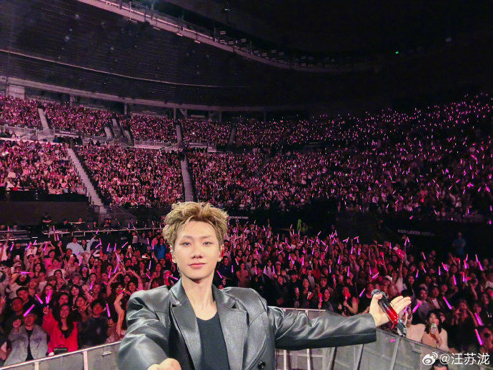 汪苏泷被男粉叫老公的反应 汪苏泷倒时差的迷茫还没散去，就被男粉的硬核表白砸清醒了