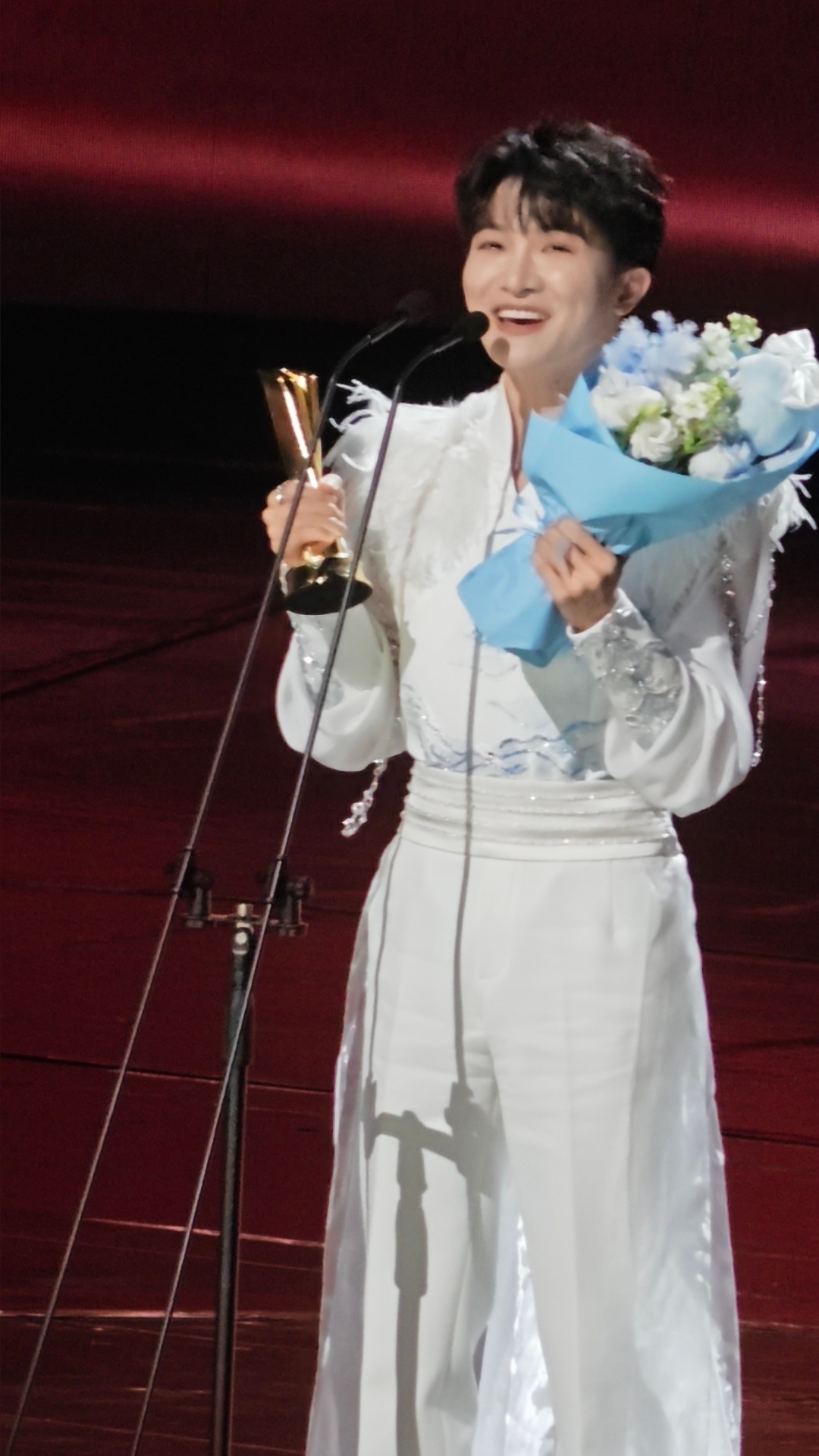 周深阅文ip盛典周深阅文ip盛典新歌首秀 《年度歌手》领导获奖啦