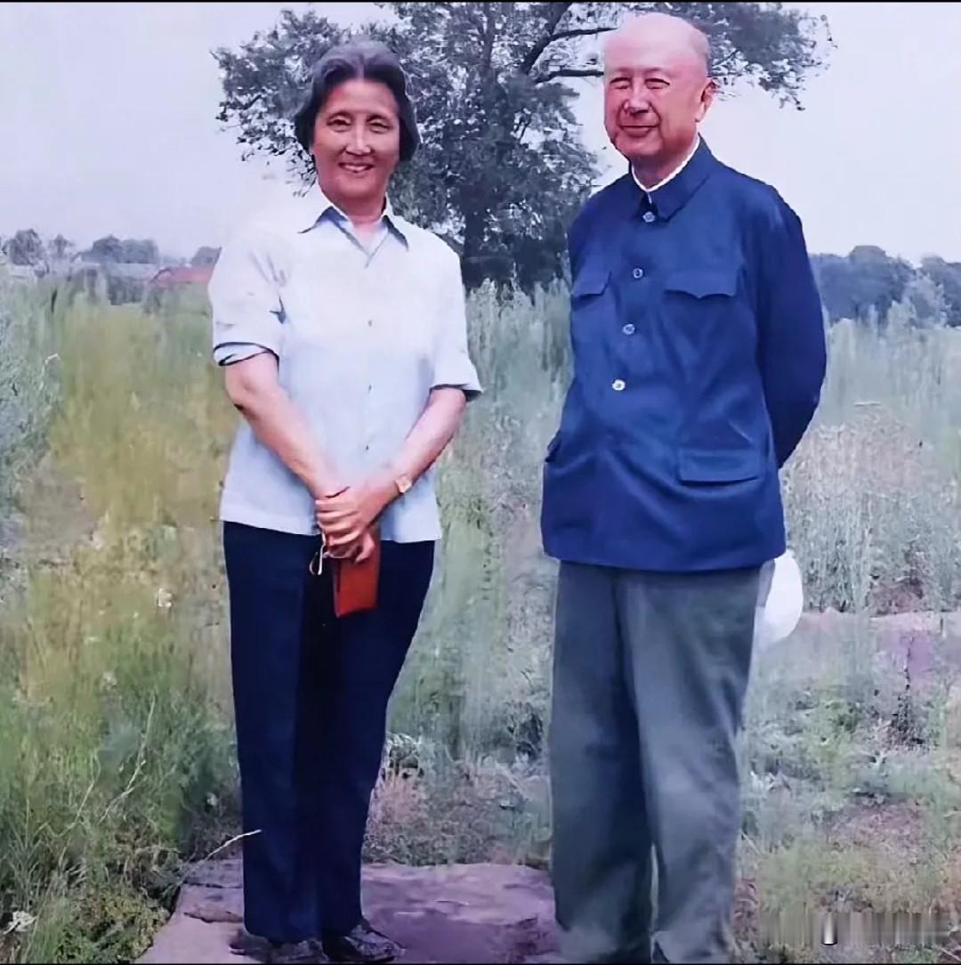 这并非演员所能演饰的，他高尚的人格，伟大的理想，简朴的生活，就是古代的君子也不及