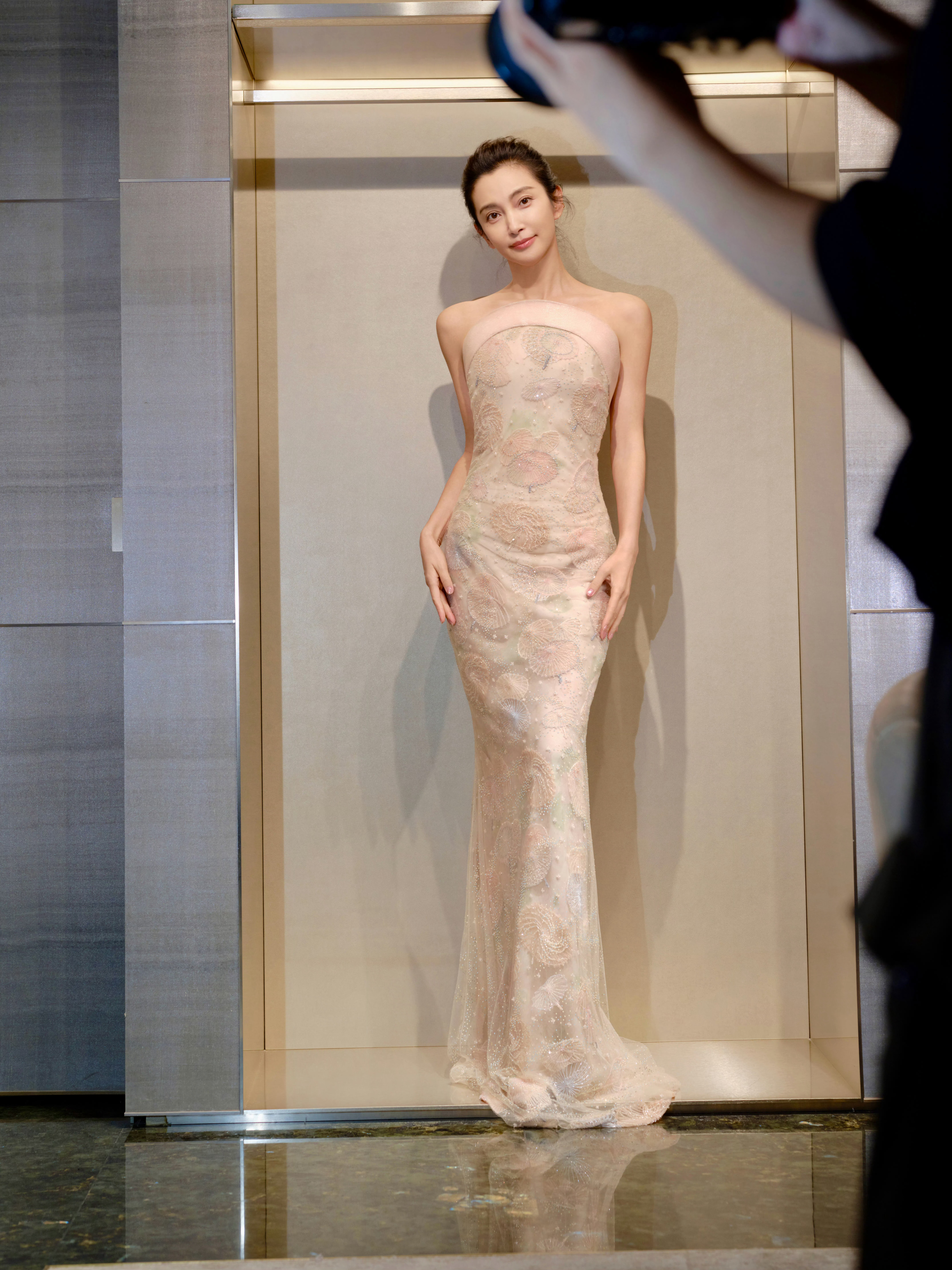李冰冰｜Armani Privé一张花絮新照 ，姐又带来了一身 Armani P