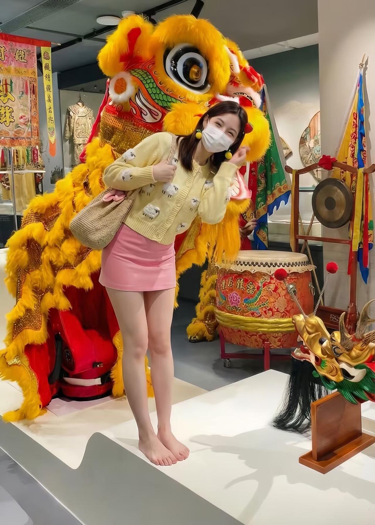 锣鼓声声伴醒狮，眉眼藏俏，一颦一动，自带温柔风情。