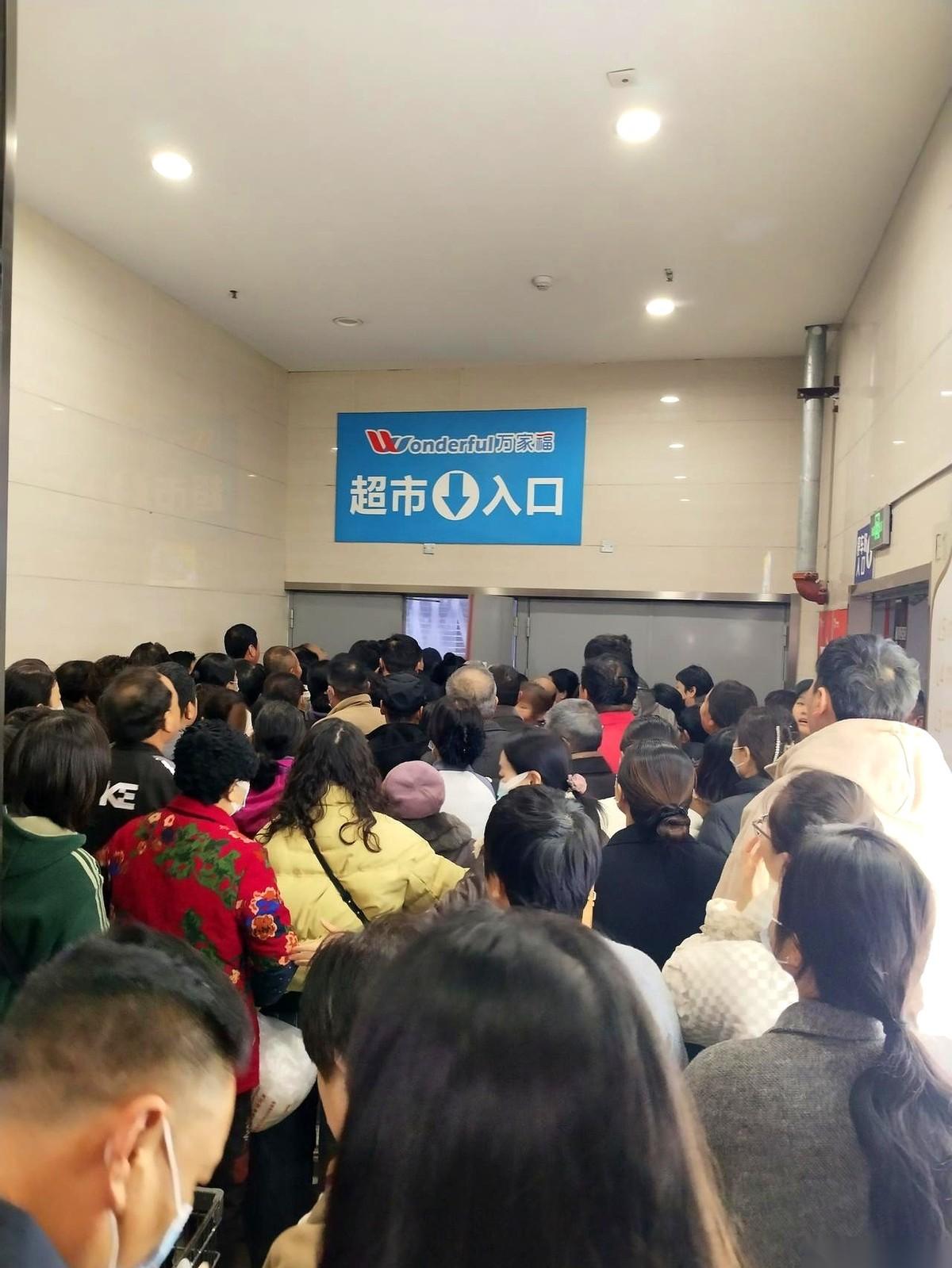 今儿个一早，阜阳万家福超市，疯了。
人山人海，推车都快挤爆了，但凡货架上有的，甭