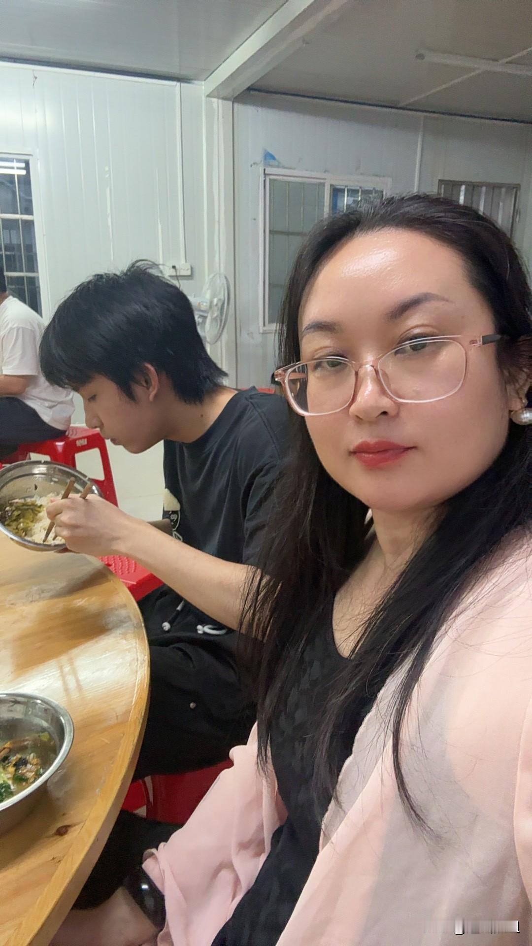 希望项目的饭菜能把儿子养胖一点[笑哭][笑哭]，他太瘦了，平时孩子都爱吃泡面酸酸